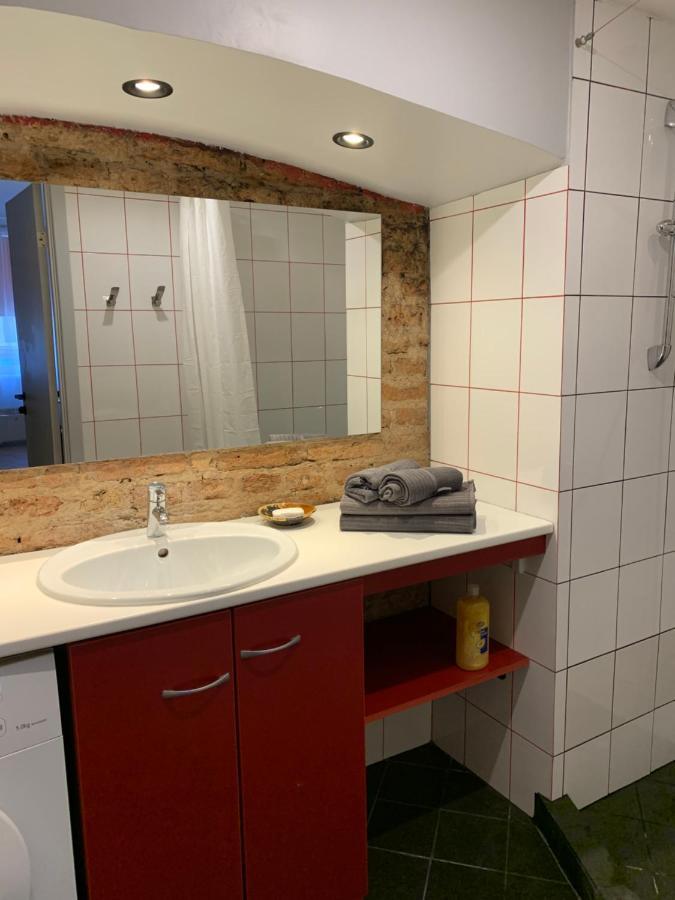 Old Studio Apartment Vilnius Bagian luar foto